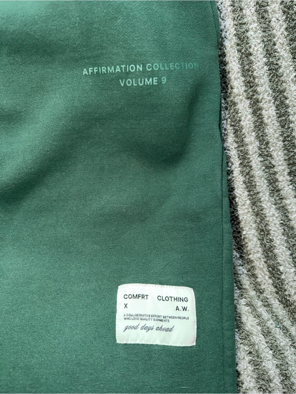 woman’s green Comfrt sweatpants - Picture 2 of 5